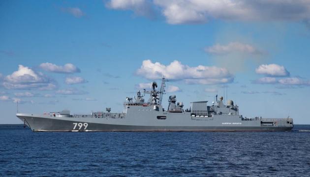 У Чорному морі на бойовому чергуванні перебуває ворожий корабель-ракетоносець, здатний одночасно випустити до чотирьох ракет.