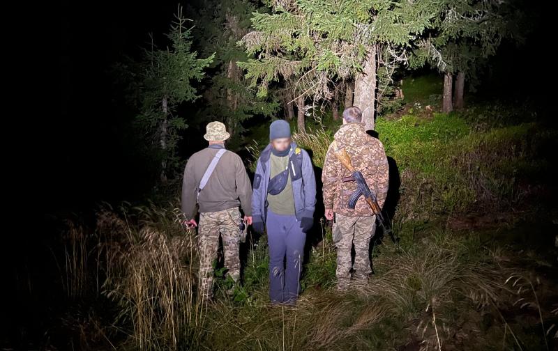 (ВІДЕО) Неперервний голод, холод, спрага й втома, а також ведмеді, вовки, дрони та гелікоптери – молодий чоловік поділився з прикордонниками своїми враженнями від чотириденного перебування в горах.