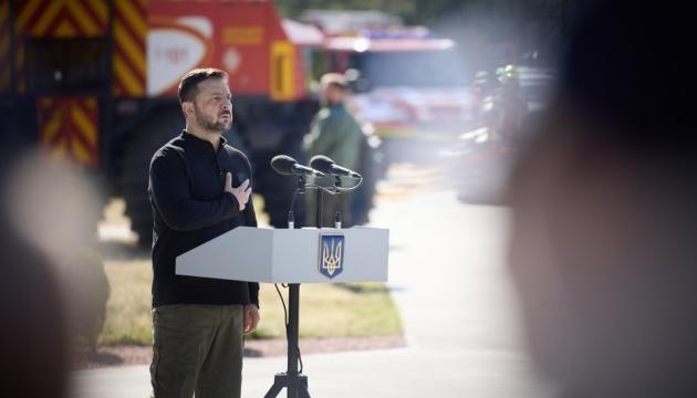 Зеленський відзначив свято рятувальників, вручивши їм нагороди.