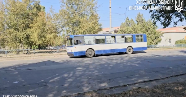 Російські війська здійснили напад на Херсон, внаслідок чого постраждали житлові райони та об'єкти енергетичної інфраструктури.