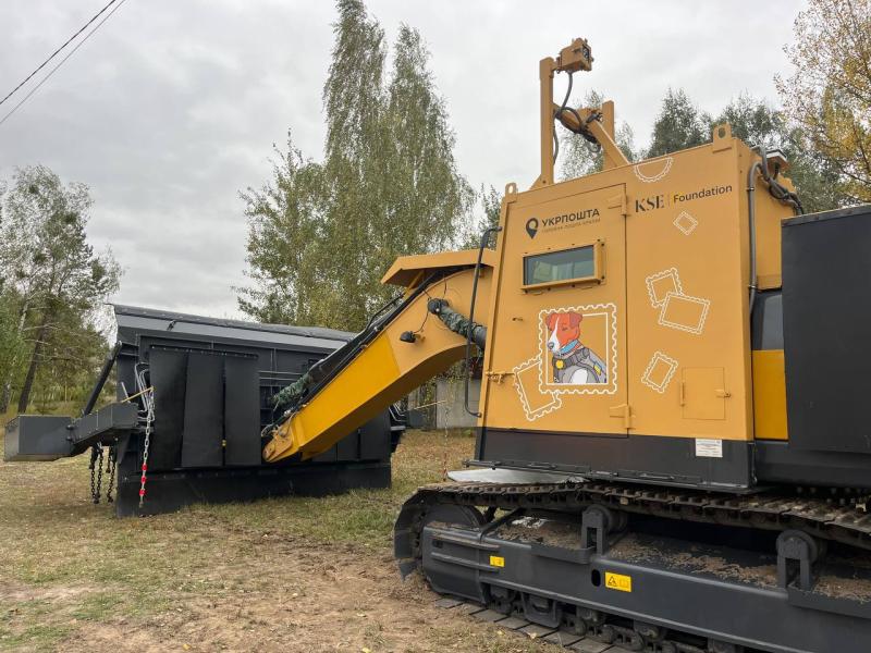 Укрпошта передала Державній службі України з надзвичайних ситуацій автомобіль для розмінування, придбаний за рахунок коштів, отриманих від продажу марки з зображенням Пса Патрона.